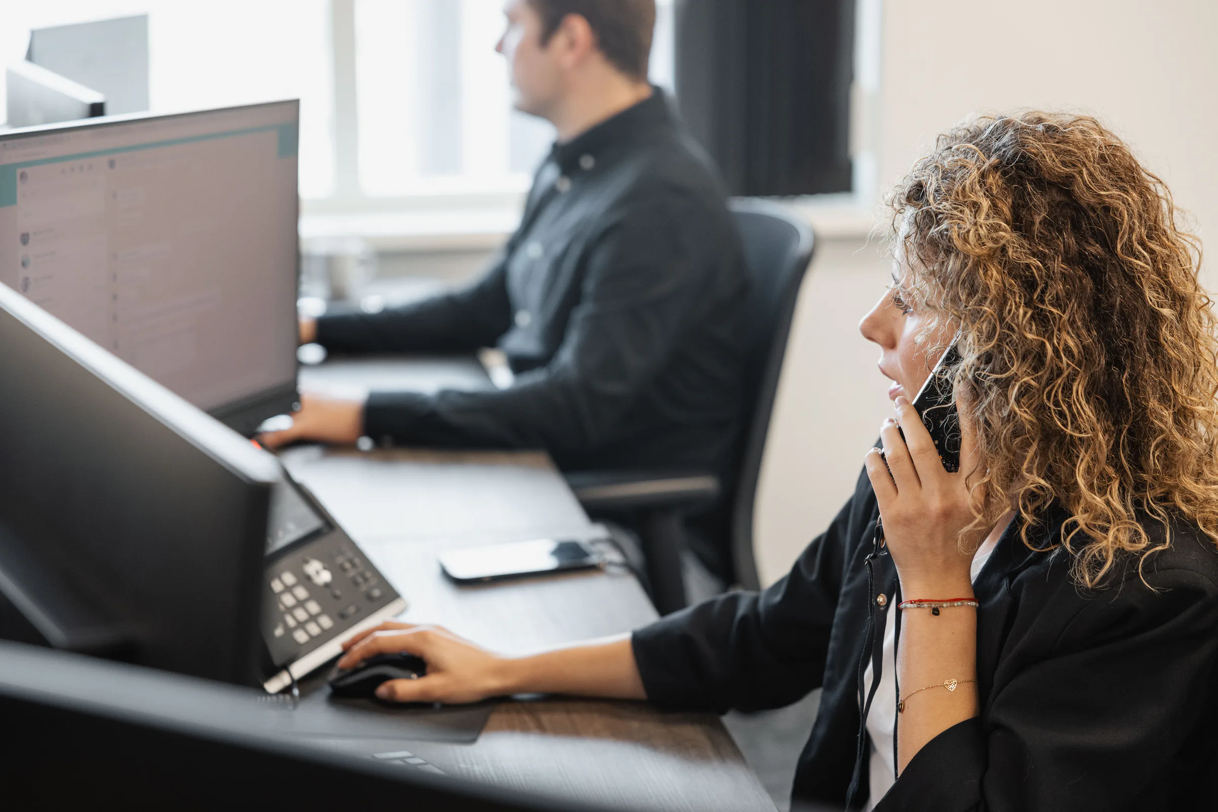 Een medewerker van Interlogic helpt een klant telefonisch